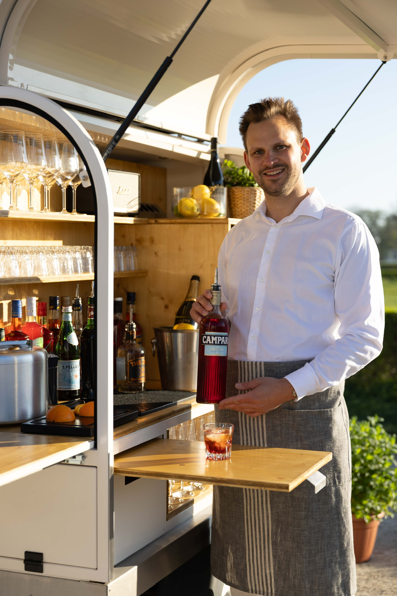 Der Gründer von Ape Aperitivo bereitet einen Drink vor – persönliche Barkultur direkt aus dem Oldtimer