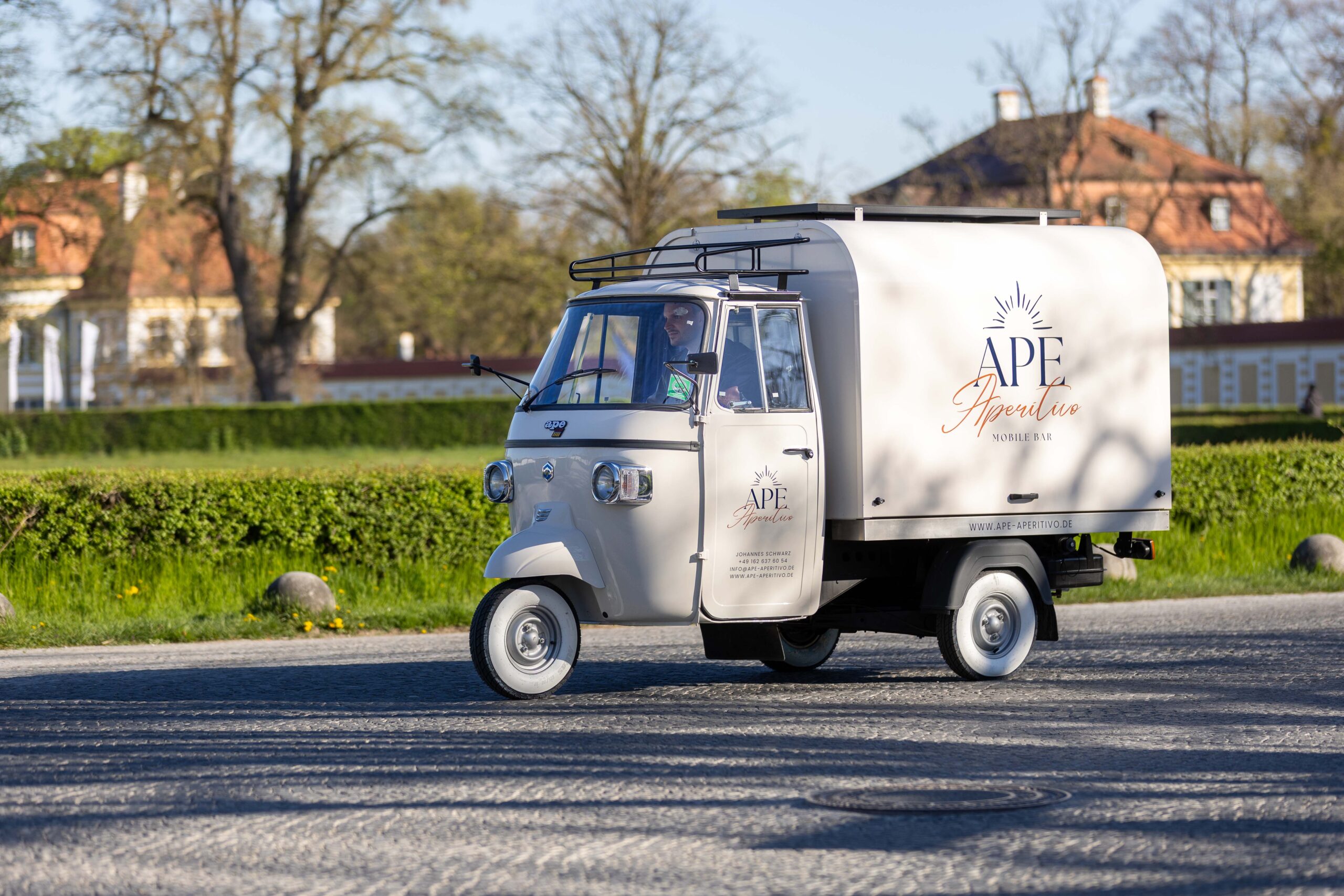 Ape Aperitivo unterwegs zu einem Event in München – stilvolle mobile Bar im italienischen Retro-Stil