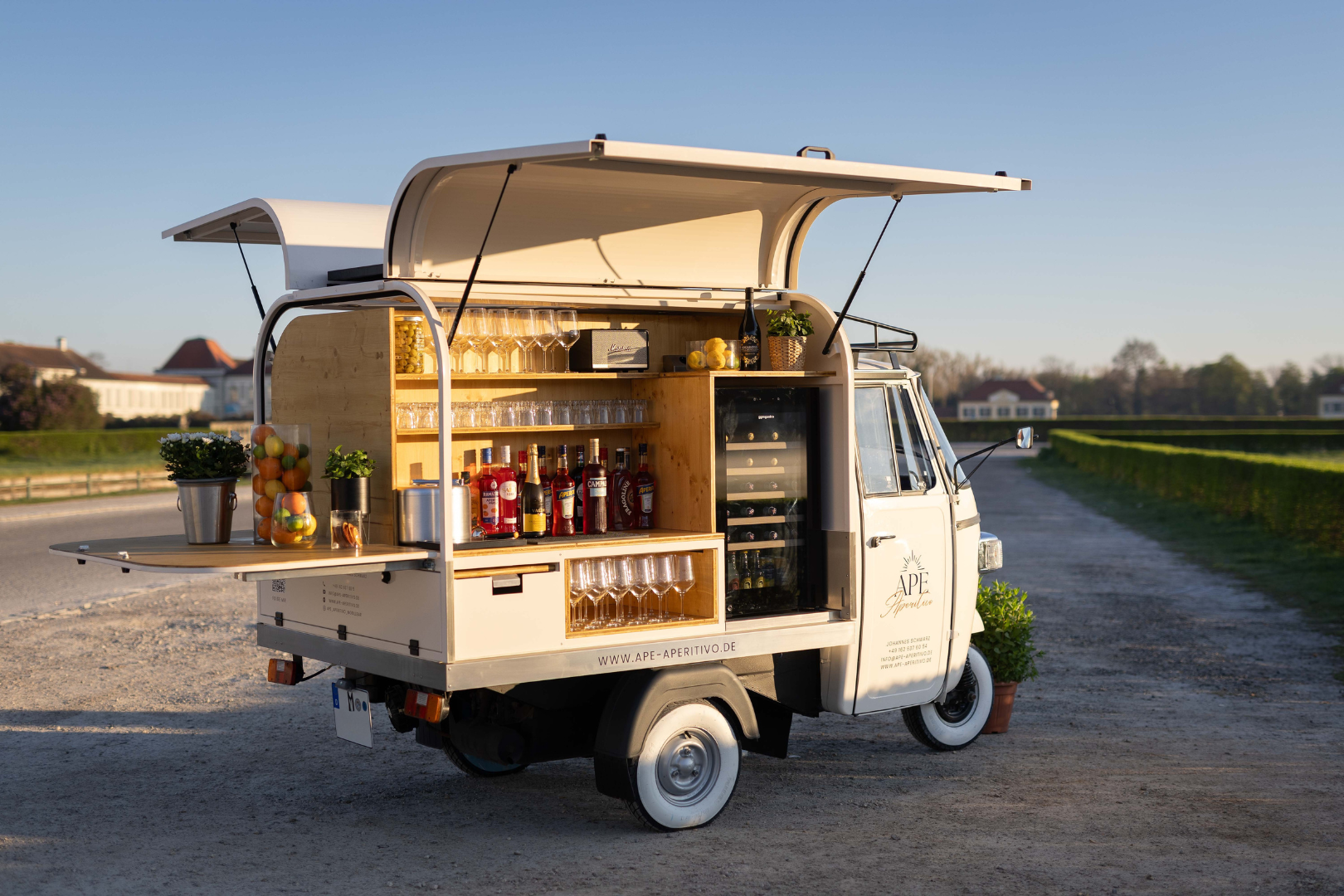 Geöffnete Ape Bar mit Gläsern, Prosecco und Aperitivi – bereit für den Empfang auf einer Hochzeit